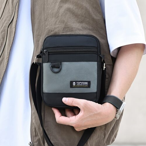 Cette pochette bandoulière pour homme est conçue pour offrir une solution de rangement compacte, pratique et polyvalente au quotidien.