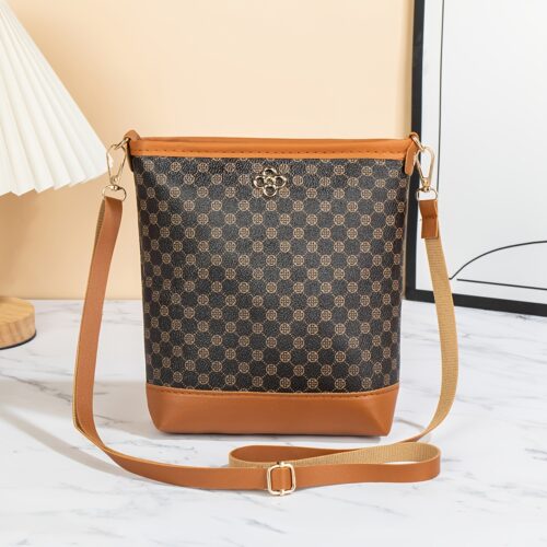 Craquez pour ce sac bob au charme rétro affirmé, mêlant imprimés géométriques, fleurs et pois. Pratique avec sa grande capacité et sa bandoulière ajustable, c'est le compagnon idéal de vos déplacements de tous les jours.