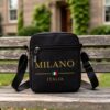 1 sac bandoulière grande capacité imprimé MILANO - Comprend une bandoulière réglable, diverses poches pour écouteurs, téléphones portables, cartes et clés.