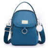 Apportez une touche de style décontracté et estival à votre collection avec ce lot de 2 pièces (comprenant un sac carré et son accessoire coordonné.