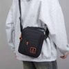 Sac à Main & Bandoulière Urbain pour Homme  Organisation optimale : Ses multiples poches compartimentées accueillent facilement tous vos essentiels (portefeuille, clés, mini-tablette, etc.).