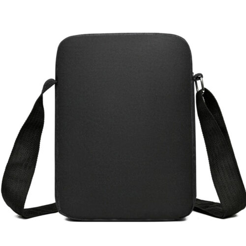Léger, organisé et terriblement tendance. Ce sac bandoulière à poches zippées vous accompagne partout — école, voyages, sorties.
