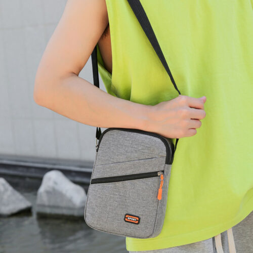 Léger, organisé et terriblement tendance. Ce sac bandoulière à poches zippées vous accompagne partout — école, voyages, sorties.