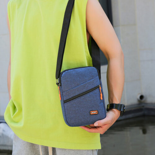 Léger, organisé et terriblement tendance. Ce sac bandoulière à poches zippées vous accompagne partout — école, voyages, sorties.