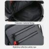 Sac à bandoulière décontracté pour homme, parfait pour le quotidien, les voyages ou les rendez-vous. Il se distingue par sa conception multi-poches ultra-pratique, sa sangle réglable et ses finitions à franges.