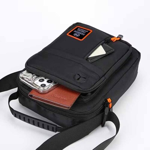 Sac à Main & Bandoulière Urbain pour Homme  Organisation optimale : Ses multiples poches compartimentées accueillent facilement tous vos essentiels (portefeuille, clés, mini-tablette, etc.).