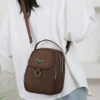 Apportez une touche de style décontracté et estival à votre collection avec ce lot de 2 pièces (comprenant un sac carré et son accessoire coordonné.