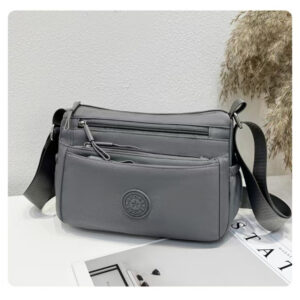 Sac Bandoulière Spacieux en Nylon Oxford L'allié chic et ultra-pratique des femmes et des mamans actives. Pensé pour les déplacements du quotidien ou les voyages.