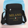 1 sac bandoulière grande capacité imprimé MILANO - Comprend une bandoulière réglable, diverses poches pour écouteurs, téléphones portables, cartes et clés.