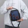 Sac à Main & Bandoulière Urbain pour Homme  Organisation optimale : Ses multiples poches compartimentées accueillent facilement tous vos essentiels (portefeuille, clés, mini-tablette, etc.).