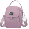 Apportez une touche de style décontracté et estival à votre collection avec ce lot de 2 pièces (comprenant un sac carré et son accessoire coordonné.