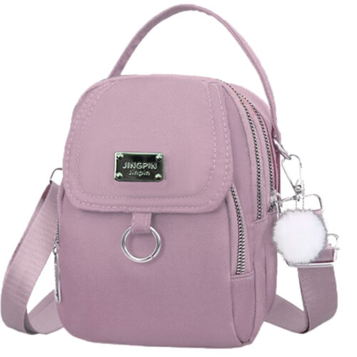 Apportez une touche de style décontracté et estival à votre collection avec ce lot de 2 pièces (comprenant un sac carré et son accessoire coordonné.