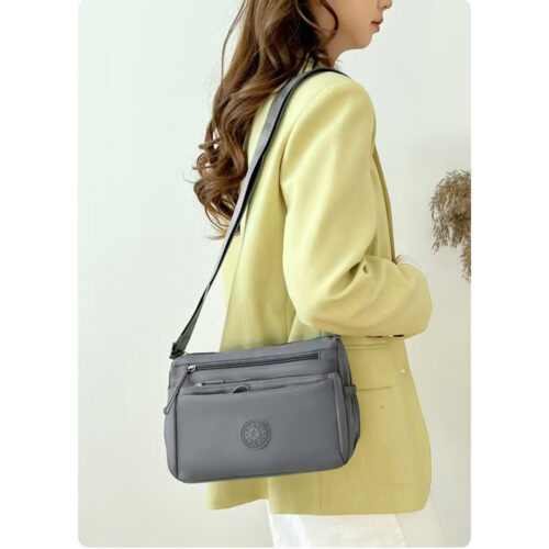 Sac Bandoulière Spacieux en Nylon Oxford L'allié chic et ultra-pratique des femmes et des mamans actives. Pensé pour les déplacements du quotidien ou les voyages.