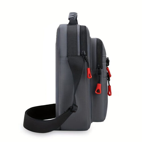 Sac à bandoulière décontracté pour homme, parfait pour le quotidien, les voyages ou les rendez-vous. Il se distingue par sa conception multi-poches ultra-pratique, sa sangle réglable et ses finitions à franges.