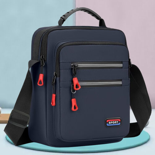 Sac à bandoulière décontracté pour homme, parfait pour le quotidien, les voyages ou les rendez-vous. Il se distingue par sa conception multi-poches ultra-pratique, sa sangle réglable et ses finitions à franges.