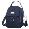 Apportez une touche de style décontracté et estival à votre collection avec ce lot de 2 pièces (comprenant un sac carré et son accessoire coordonné.