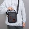 Sac à Main & Bandoulière Urbain pour Homme  Organisation optimale : Ses multiples poches compartimentées accueillent facilement tous vos essentiels (portefeuille, clés, mini-tablette, etc.).