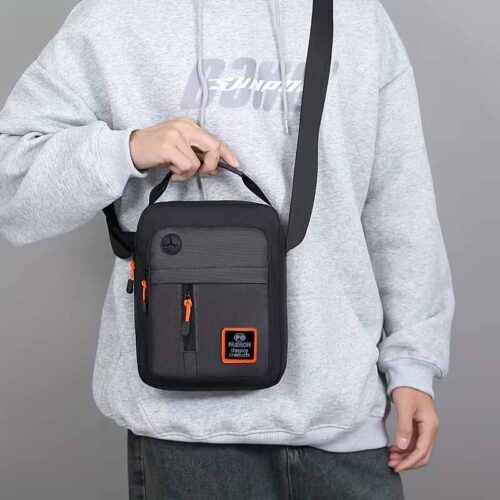Sac à Main & Bandoulière Urbain pour Homme  Organisation optimale : Ses multiples poches compartimentées accueillent facilement tous vos essentiels (portefeuille, clés, mini-tablette, etc.).