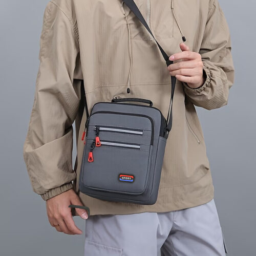 Sac à bandoulière décontracté pour homme, parfait pour le quotidien, les voyages ou les rendez-vous. Il se distingue par sa conception multi-poches ultra-pratique, sa sangle réglable et ses finitions à franges.