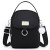 Apportez une touche de style décontracté et estival à votre collection avec ce lot de 2 pièces (comprenant un sac carré et son accessoire coordonné.
