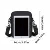 Sac bandoulière décontracté noir motif sport – Sangle réglable, multi-poches et design compact pour un usage quotidien stylé.