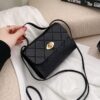 Le sac fourre-tout carré, noir et exclusif. Une silhouette géométrique épurée rehaussée d'un détail de boucle métallique.