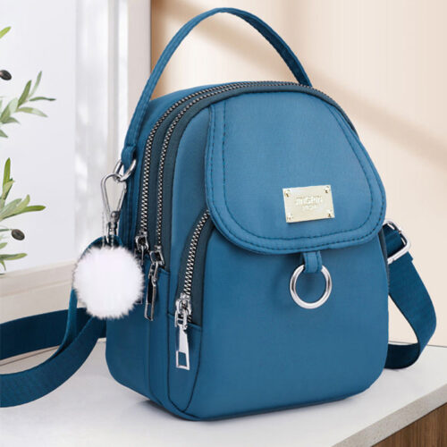 Apportez une touche de style décontracté et estival à votre collection avec ce lot de 2 pièces (comprenant un sac carré et son accessoire coordonné.