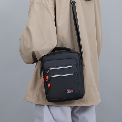 Sac à bandoulière décontracté pour homme, parfait pour le quotidien, les voyages ou les rendez-vous. Il se distingue par sa conception multi-poches ultra-pratique, sa sangle réglable et ses finitions à franges.