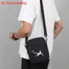 Sac bandoulière décontracté noir motif sport – Sangle réglable, multi-poches et design compact pour un usage quotidien stylé.