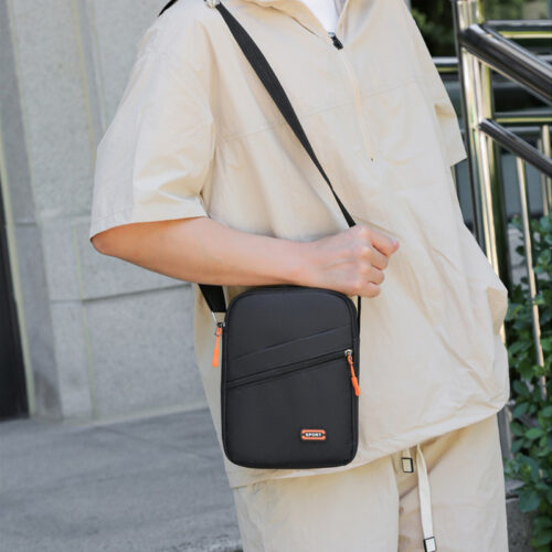 Léger, organisé et terriblement tendance. Ce sac bandoulière à poches zippées vous accompagne partout — école, voyages, sorties.