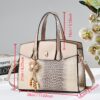 Sac à main pour femme à motif crocodile et liseré verni