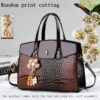 Sac à main pour femme à motif crocodile et liseré verni